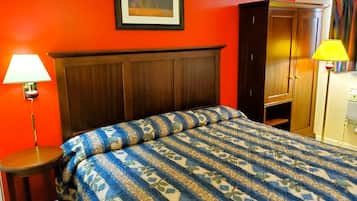 Escritorio, tabla de planchar con plancha, wifi gratis y ropa de cama