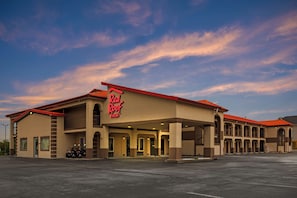A Red Roof Inn with a spacious parking lot and a clear sky. - Red Roof Inn Bowling Green (Bowling Green)