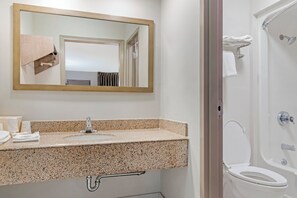 Duschwanne, kostenlose Toilettenartikel, Handtücher