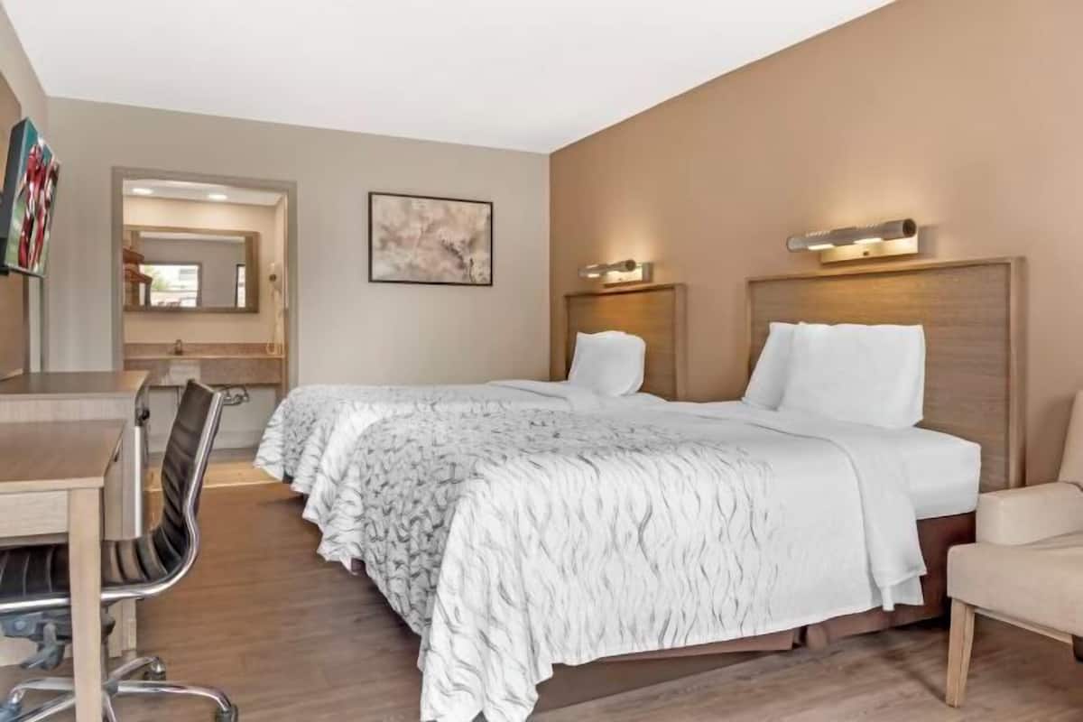 Safe på rommet, skrivebord og skrivebord for bærbar PC