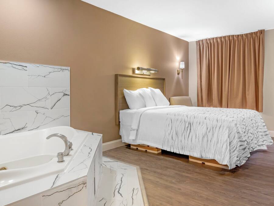 Quarto luxo, 1 cama Queen, para não fumantes, banheira de hidromassagem | Cofres nos quartos, escrivaninha, espaço de trabalho para notebook