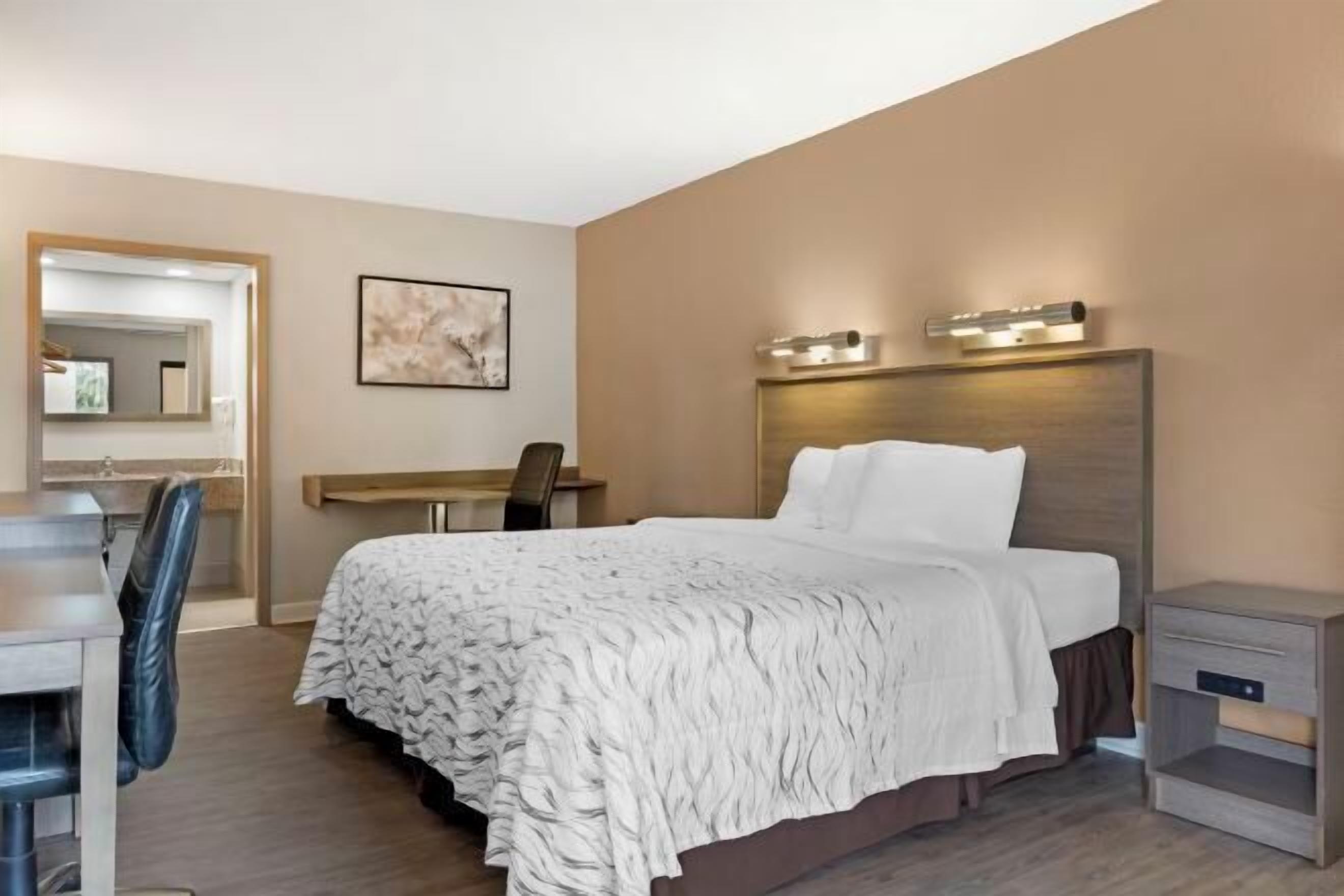 セーフティボックス (室内)、デスク、ノートパソコン用作業スペース、遮光カーテン