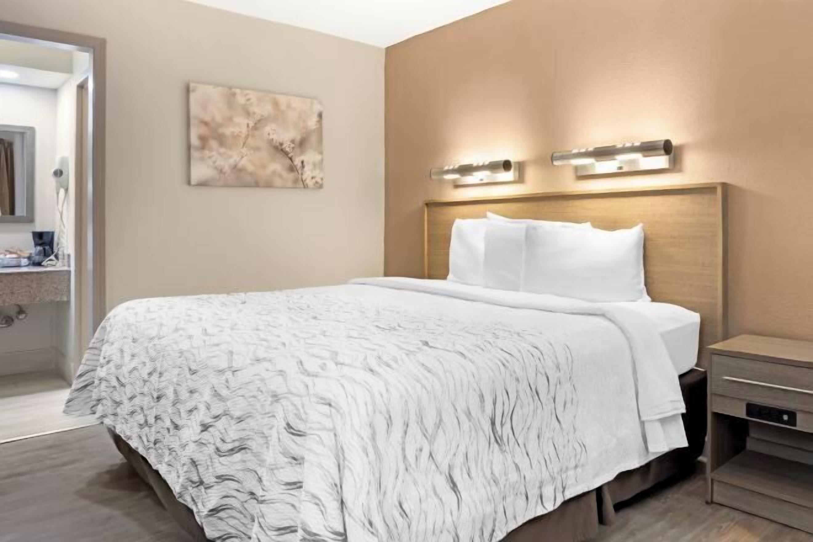 セーフティボックス (室内)、デスク、ノートパソコン用作業スペース、遮光カーテン