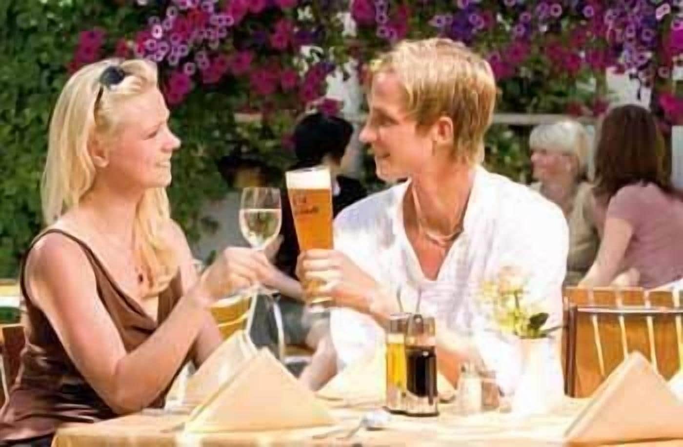 朝食、ランチ、ディナーに営業 (多国籍料理、屋外席)