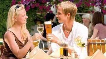 Se sirven desayunos y cocina internacional; con mesas al aire libre