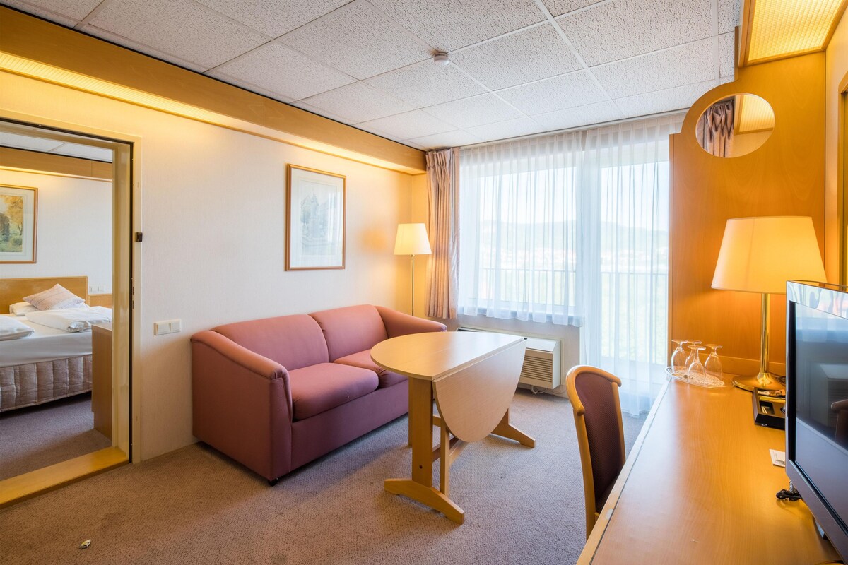 Family Room, 1 Queen Bed, Kitchenette | Desk, blackout drapes, iron/ironing board (on request), cribs (free)