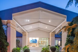 A hotel entrance with a clear sign, a covered walkway, and well-maintained landscaping. - Best Western Hotel Jena (Jena)