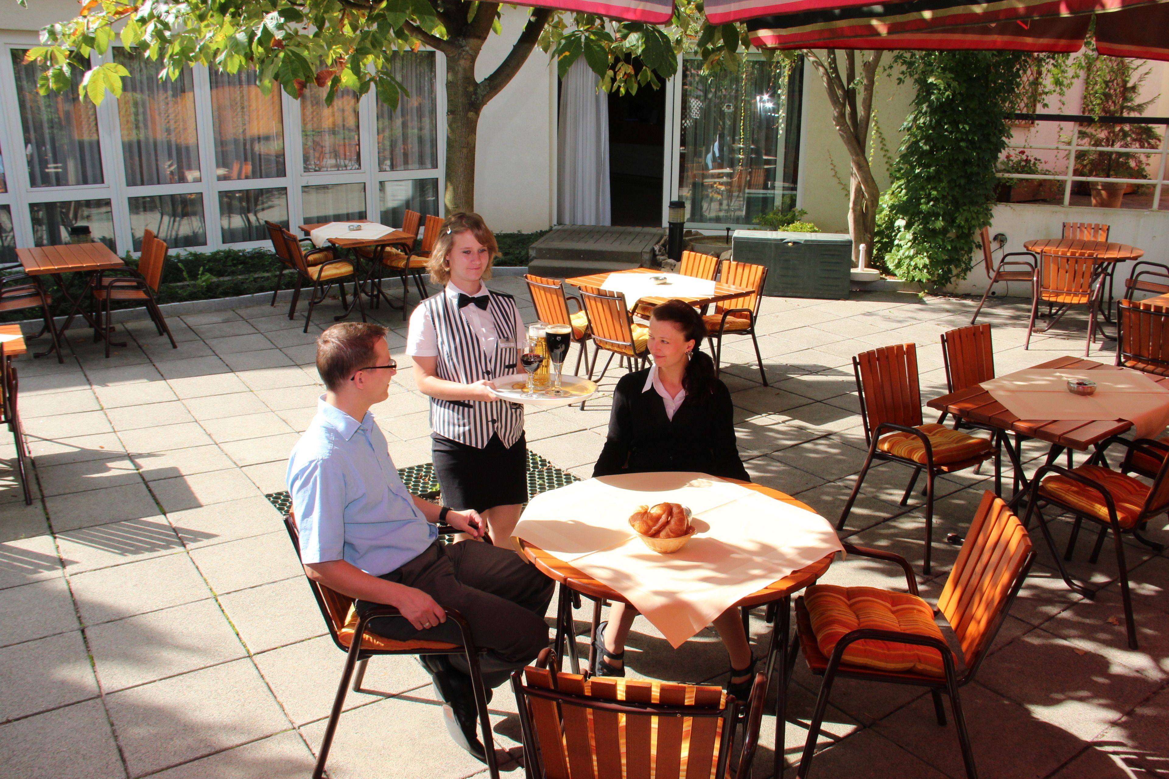 Frukost, lunch och middag serveras och det finns även uteservering. 