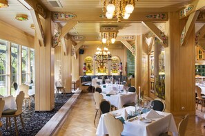 2 restaurants, serveren lunch, diner, internationale gerechten