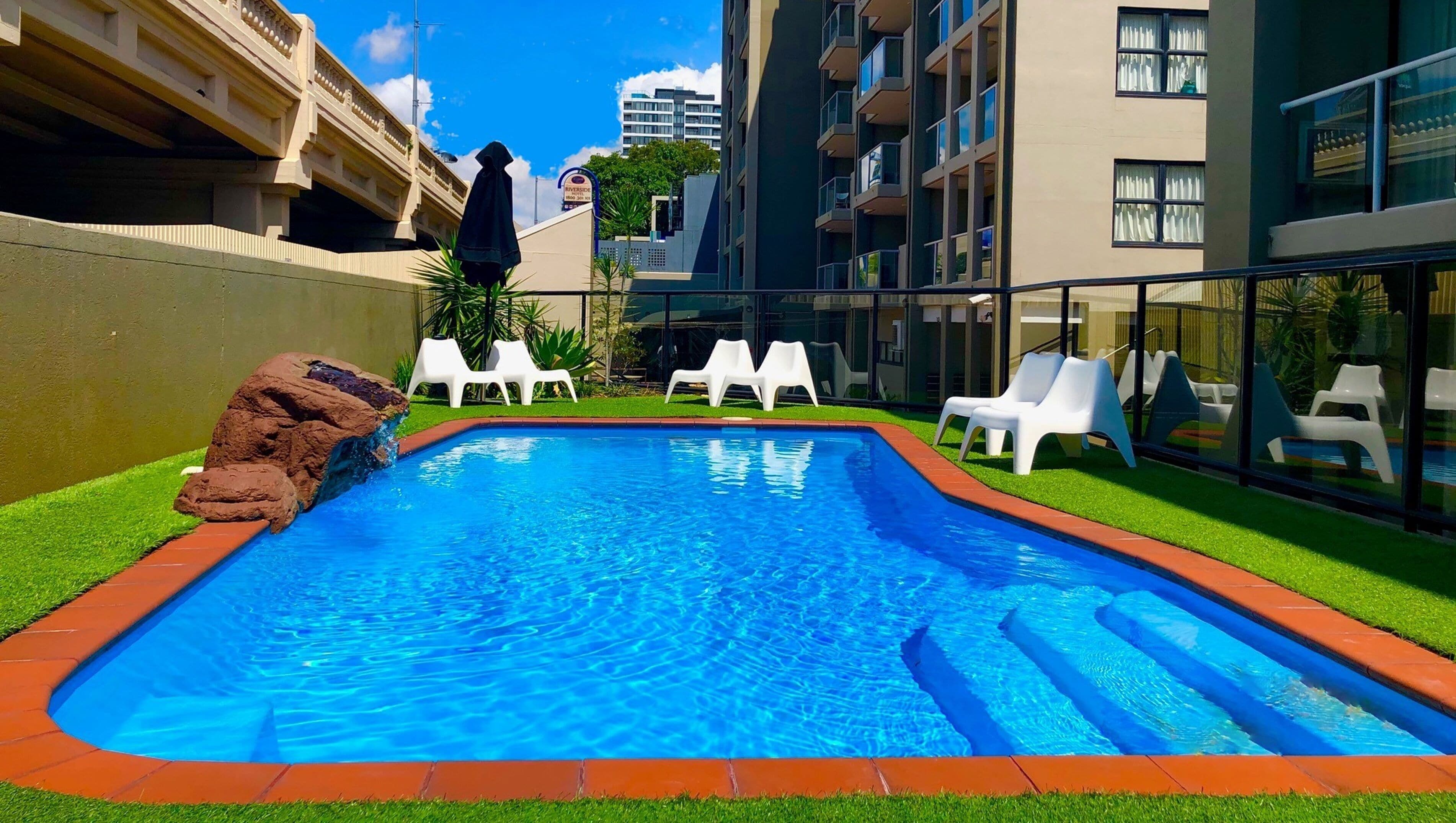 室外游泳池，日光浴躺椅