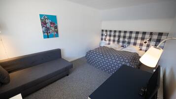 Family Room, Non Smoking | Desk, free WiFi, bed sheets