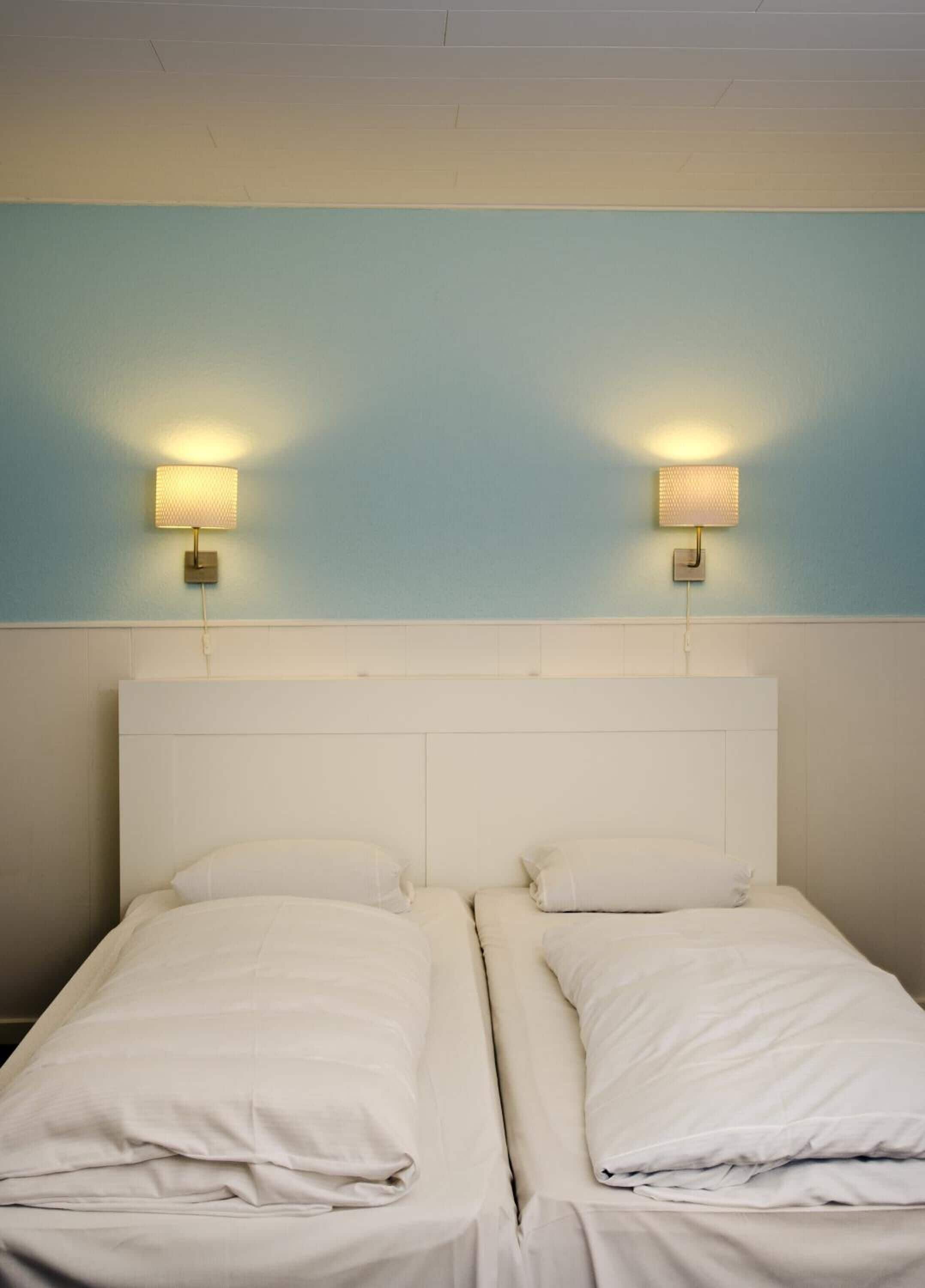 Escritorio, wifi gratis y ropa de cama 