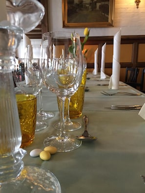 S'hi serveixen esmorzars, dinars i plats de cuina local i internacional