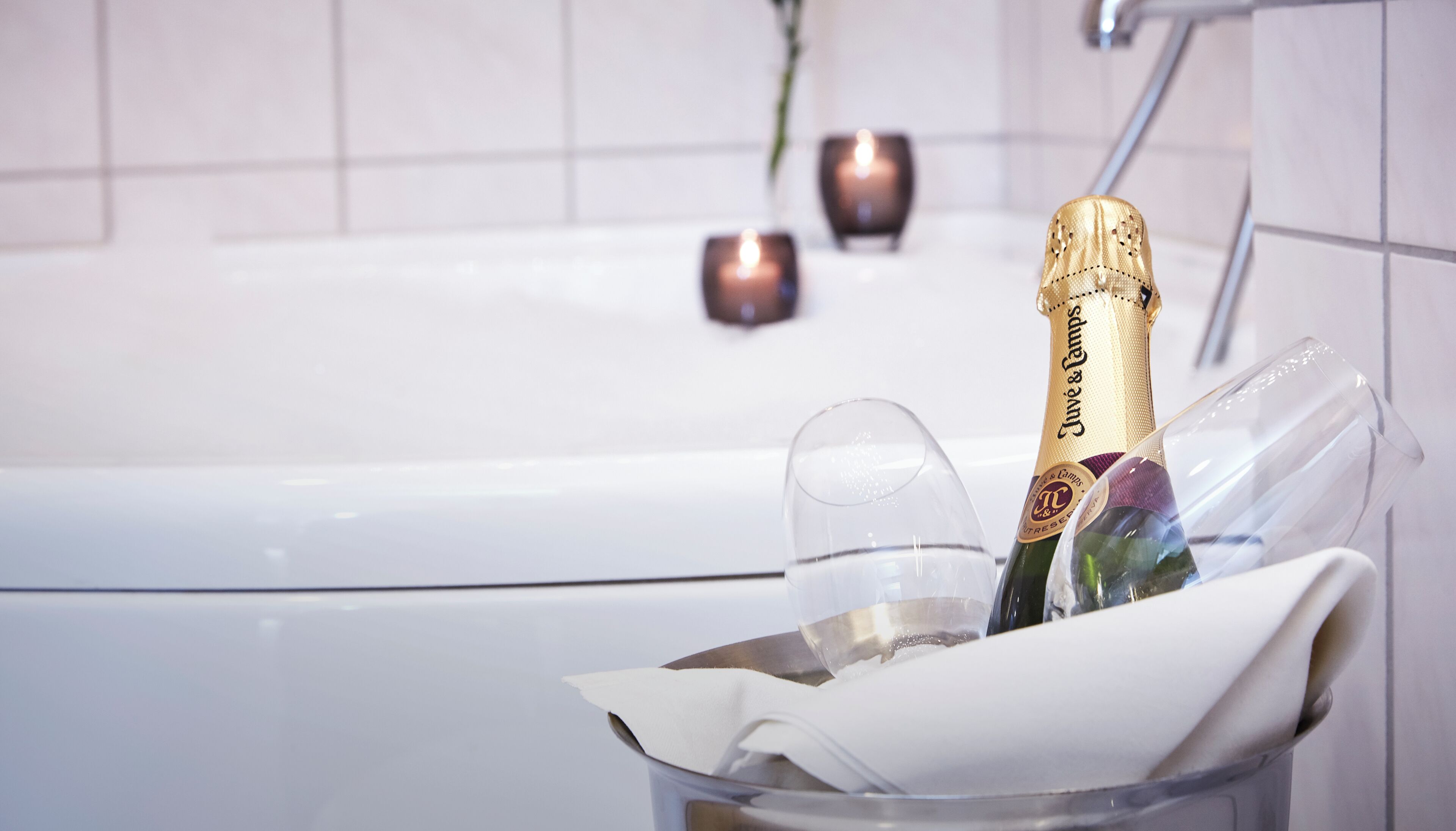 junior suite, jetted tub | bathroom | eco-friendly toiletries, hair dryer, heated floors, towels