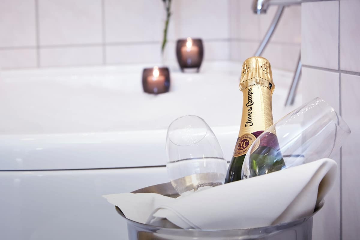 junior suite, jetted tub | bathroom | eco-friendly toiletries, hair dryer, heated floors, towels