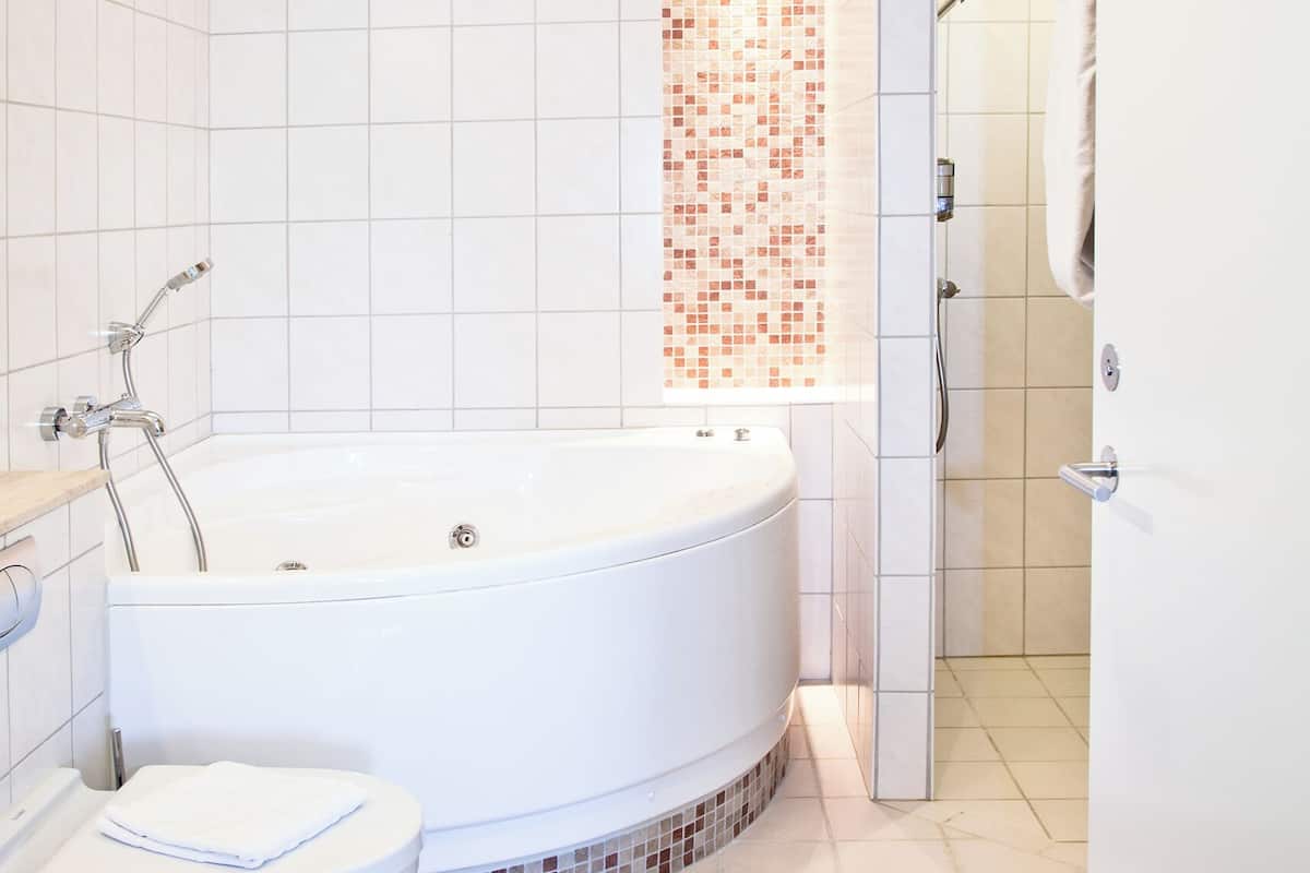 junior suite, jetted tub | bathroom | eco-friendly toiletries, hair dryer, heated floors, towels