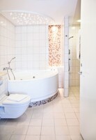 Junior Suite, Jetted Tub | Bathroom | Eco-friendly toiletries, hair dryer, heated floors, towels