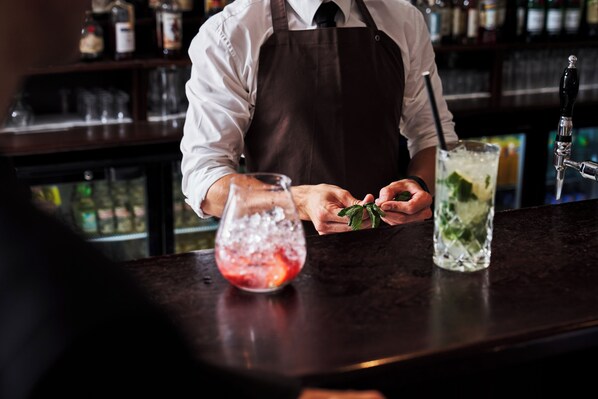 供應早餐、午餐及晚餐