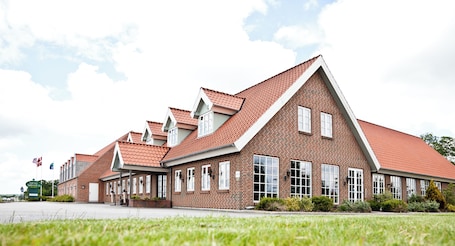 Fassade der Unterkunft. Montra Hotel Sabro Kro