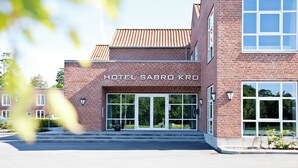 A two-story brick building with a sign reading "HOTEL SABROKRO".