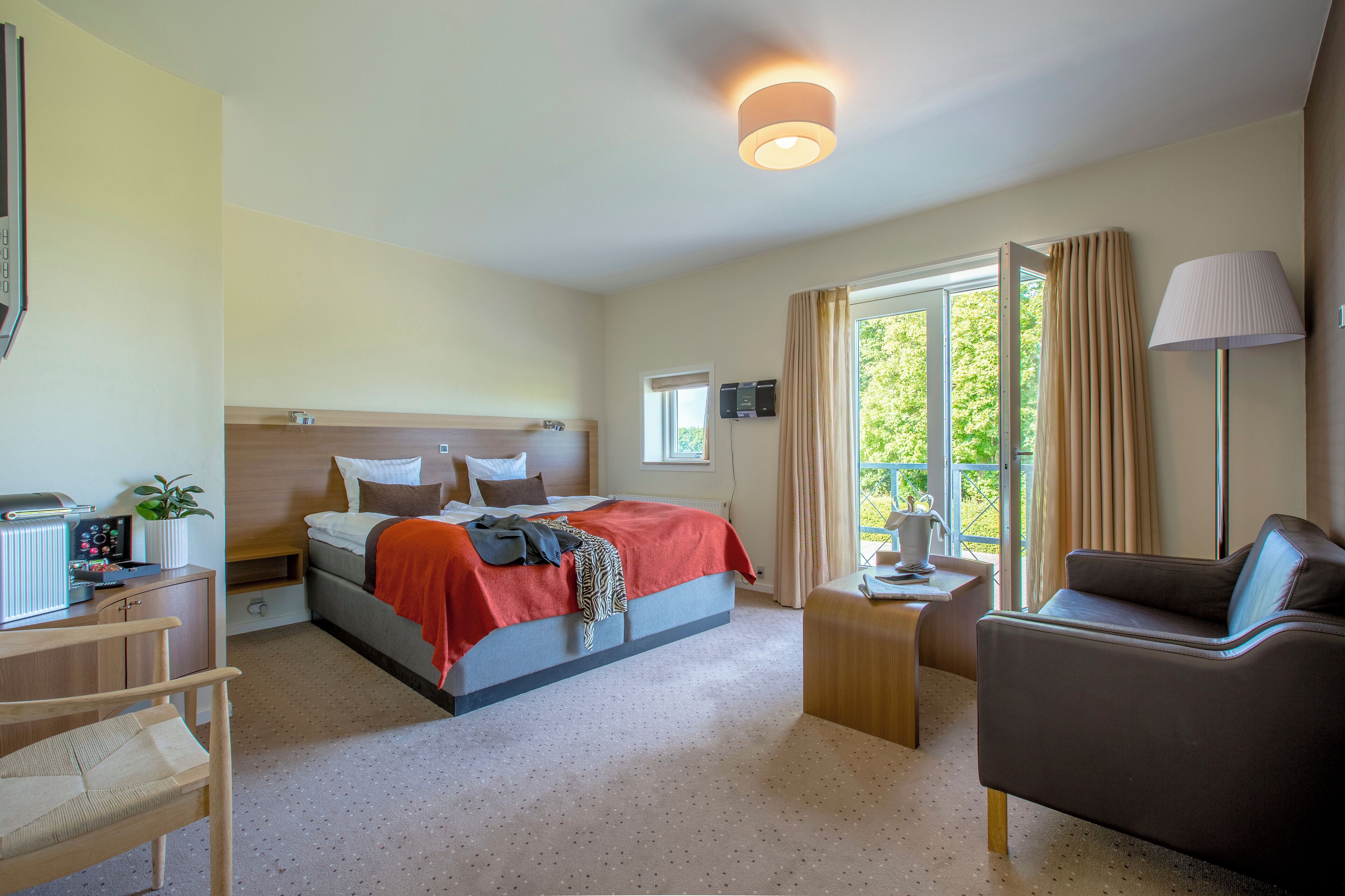 Junior Suite, Jetted Tub | Desk, laptop workspace, blackout drapes, iron/ironing board