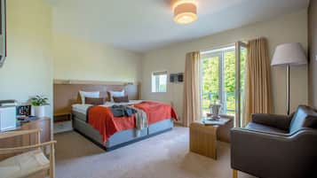 Junior Suite, Jetted Tub | Desk, laptop workspace, blackout drapes, iron/ironing board