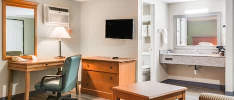 Rom, 2 queensize-senger, røyk | Skrivebord, wi-fi (inkludert) og sengetøy