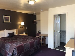 Standard Room, 1 Queen Bed | Individually decorated, individually furnished, desk, blackout drapes