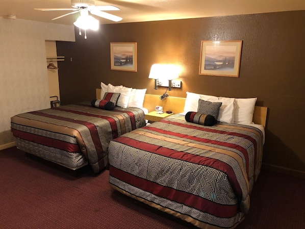 Individuell dekoriert, individuell eingerichtet, Schreibtisch