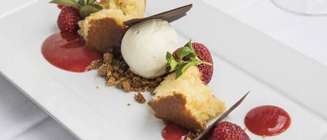 Ein Dessertteller mit Kuchen, Eis, Erdbeeren und Schokoladensauce.