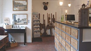 Un coin bar agrémenté de caisses en bois, d’une tête de cerf fixée au mur et d’une décoration d’époque.