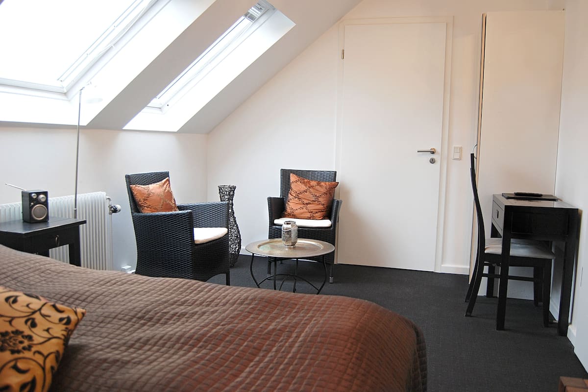 Een bureau, babybedden (toeslag), gratis wifi, beddengoed