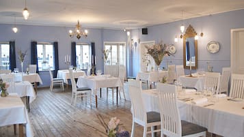 Melayani sarapan dan makan siang dengan sajian masakan internasional