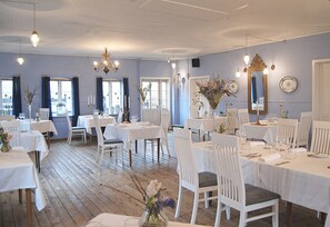 Se sirven desayunos, almuerzos y cenas; cocina internacional