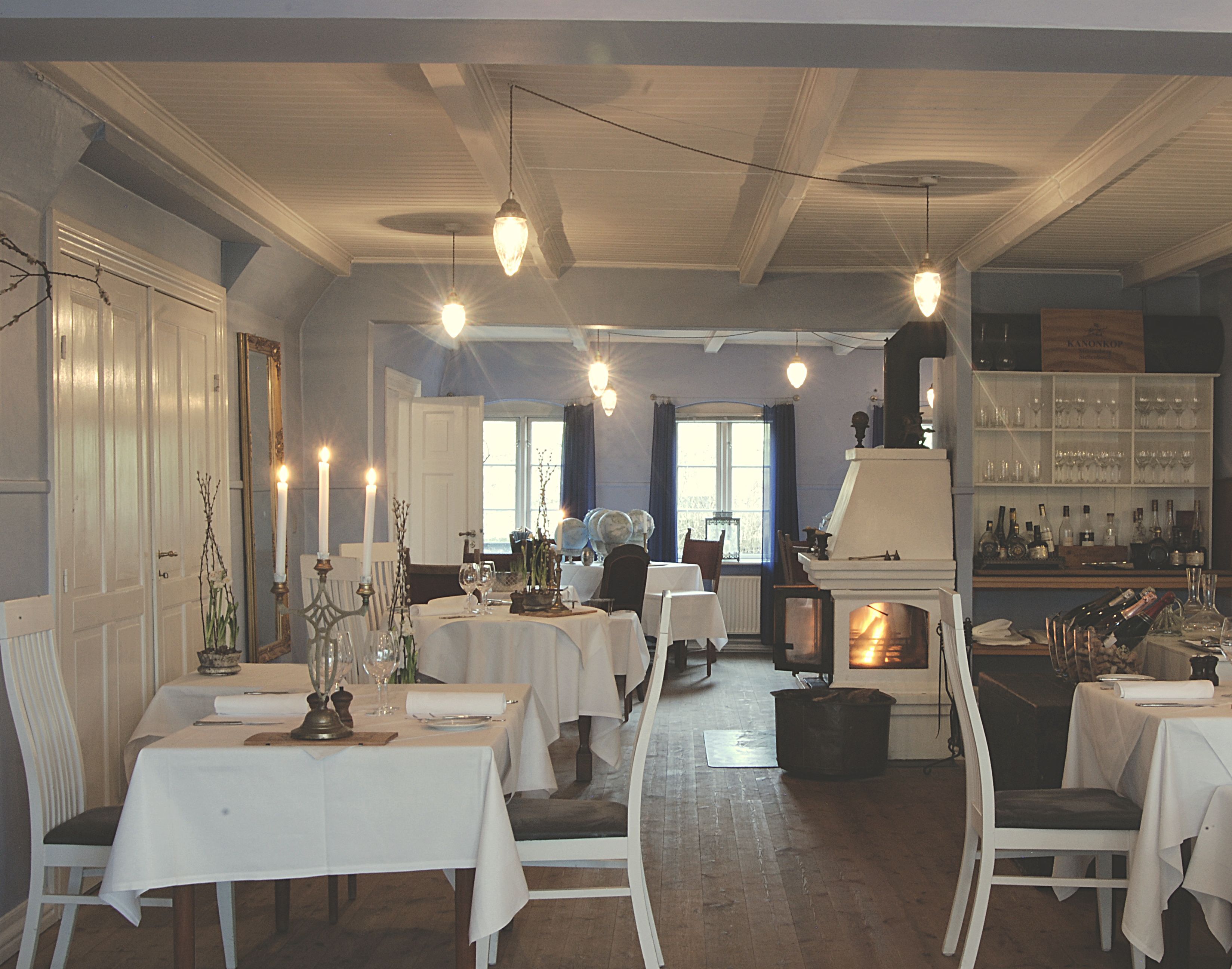 Breakfast, lunch, dinner served; international cuisine 