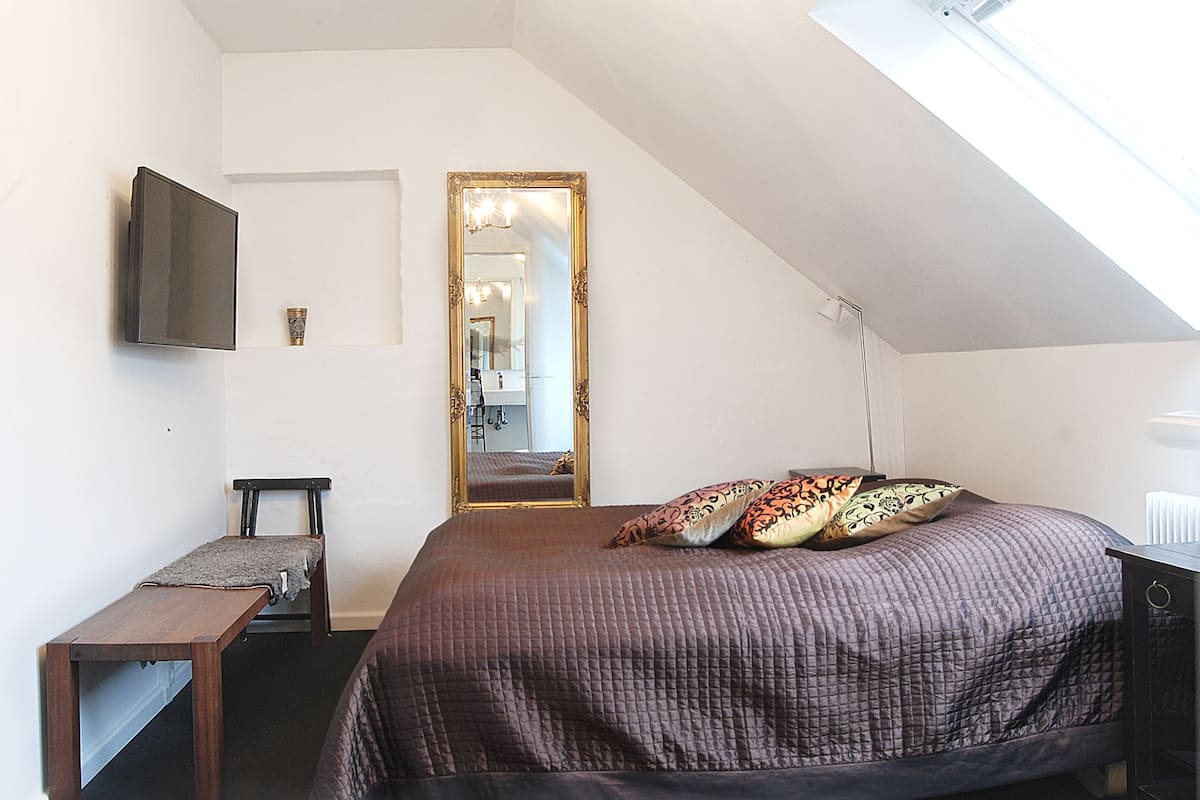 Desk, cots/infant beds, free WiFi, bed sheets
