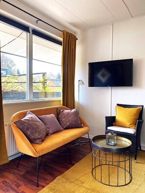 Escritorio, cunas, wifi gratis y ropa de cama 