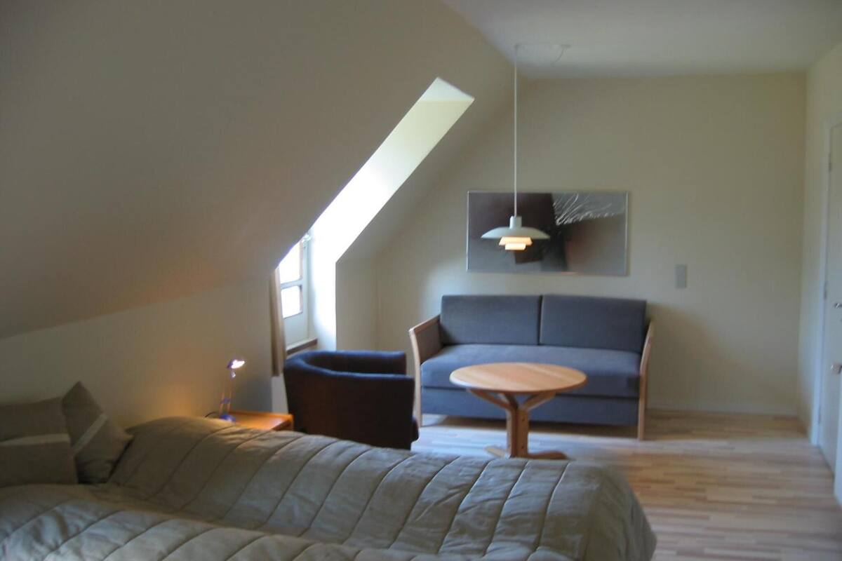 desk, cots/infant beds, rollaway beds, free wifi