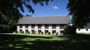 A two-story building with a flat roof, multiple windows, and a front lawn. - Hotel Hovborg Kro (Hovborg)