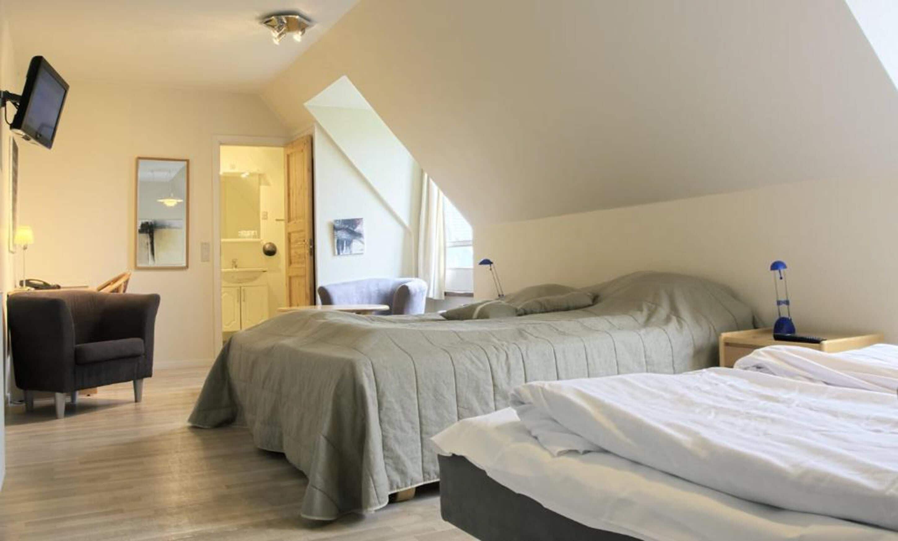 standard room | bathroom | shower, free toiletries, hair dryer, towels