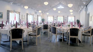 Phục vụ bữa sáng, bữa trưa, bữa tối, đặc sản địa phương