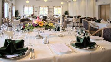 Aperto a colazione, pranzo e cena, cucina locale