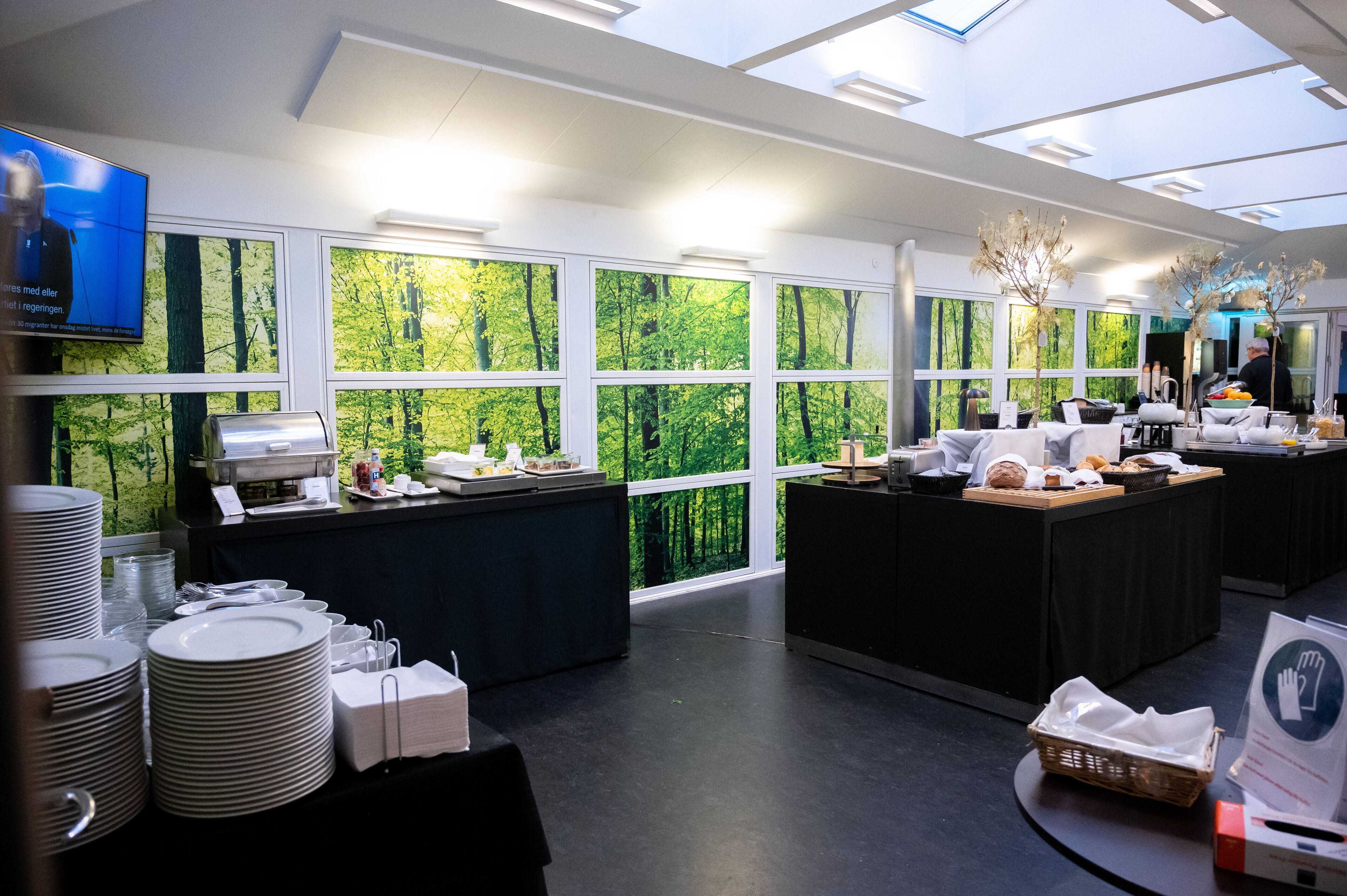 breakfast, lunch and dinner served