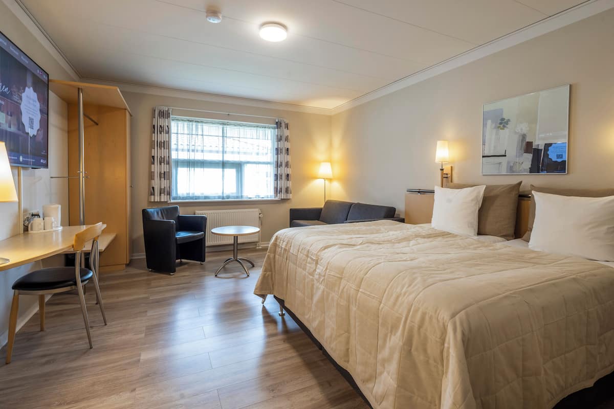 comfort | 1 bedroom, pillow-top beds, laptop workspace, blackout curtains