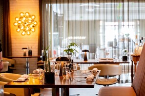 Petit déjeuner, déjeuner et dîner servis sur place