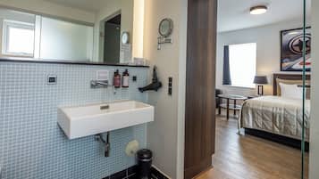 Superior | Bathroom | Shower, hair dryer, towels, soap