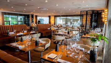 Breakfast, lunch and dinner served