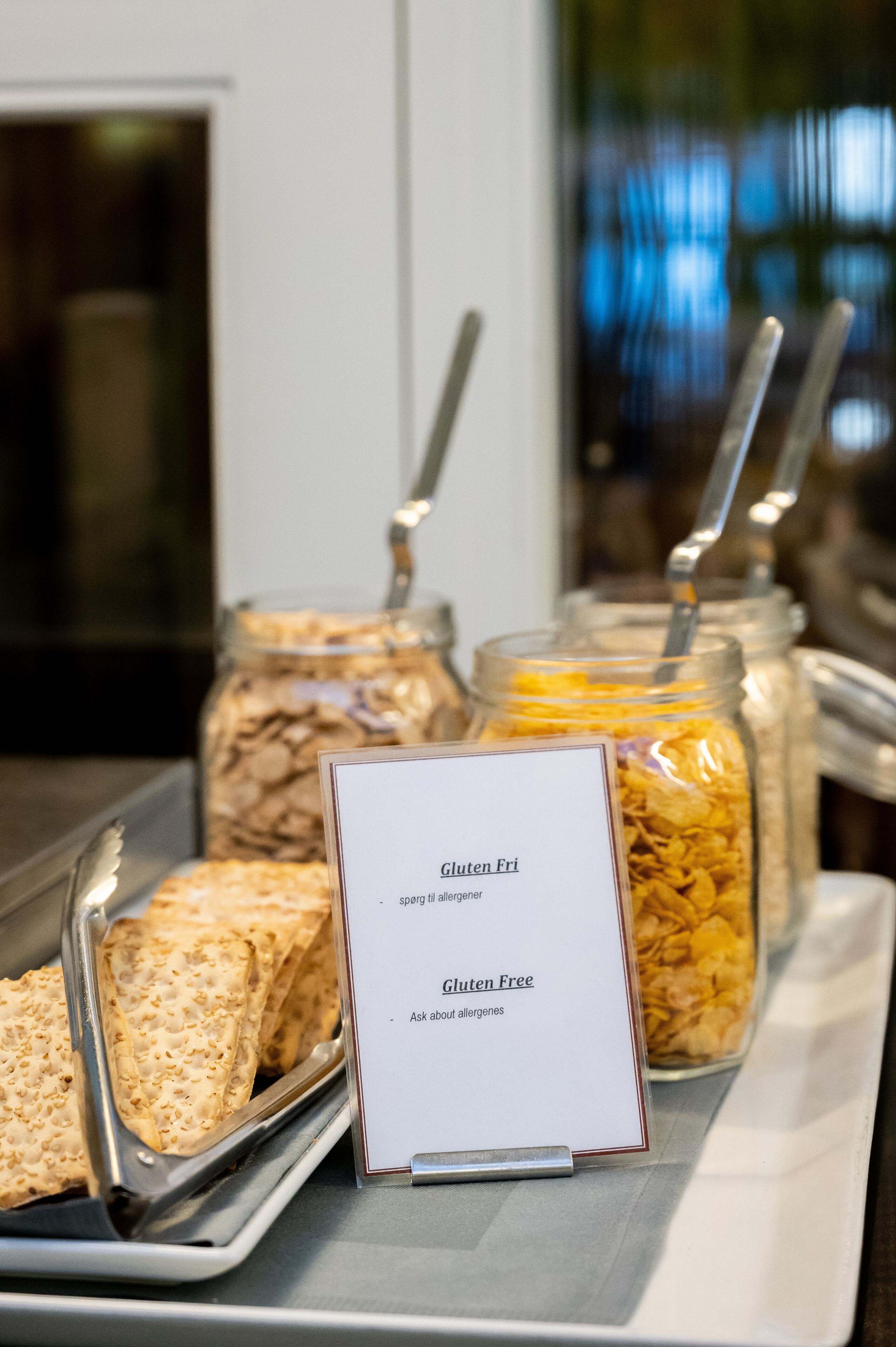 Buffet-pöydässä on myös gluteenittomia vaihtoehtoja, kuten muroja ja mysliä.