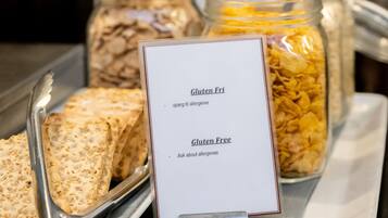 Buffet-pöydässä on myös gluteenittomia vaihtoehtoja, kuten muroja ja mysliä.