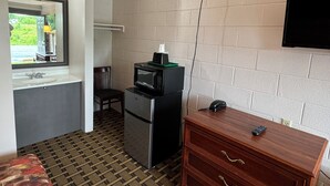 Quarto standard, 2 camas de casal | Escrivaninha, Wi-Fi de cortesia, roupa de cama